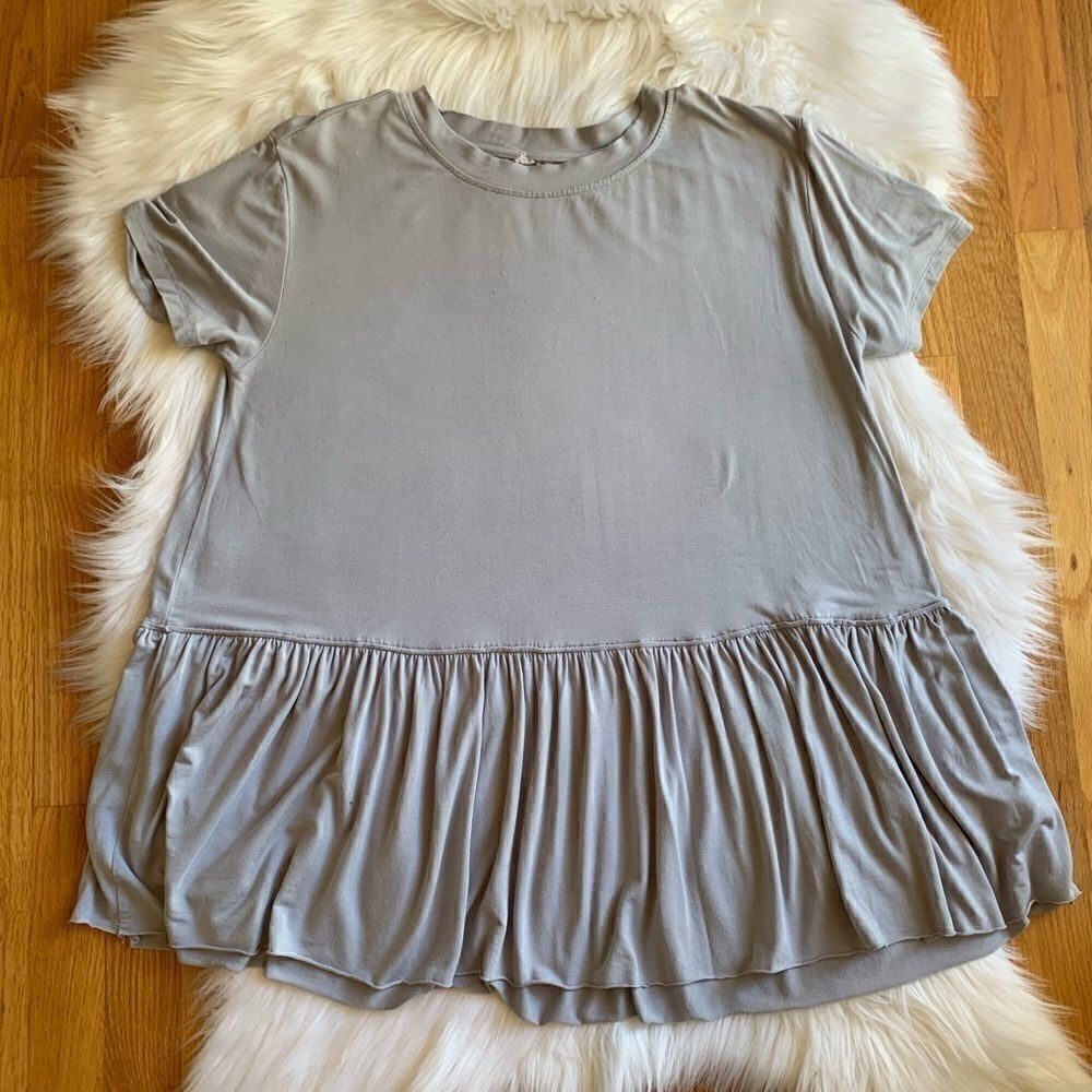 Women’s Gray Flowy Medium Short Sleeve Tee